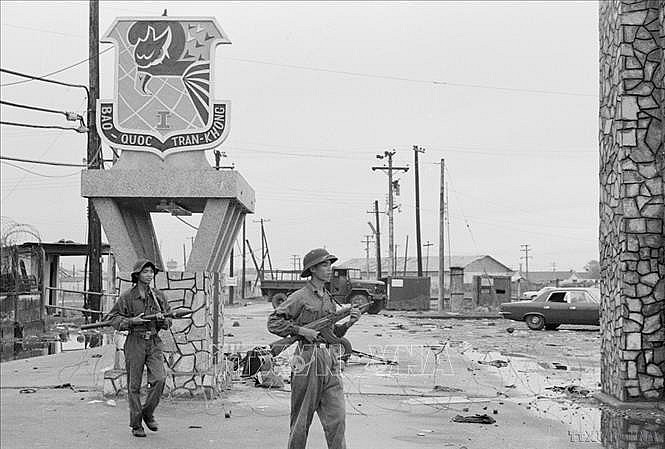 Quân Giải phóng làm chủ Sở chỉ huy Quân đoàn I ngụy Sài Gòn ở Đà Nẵng. Ảnh: Tư liệu TTXVN