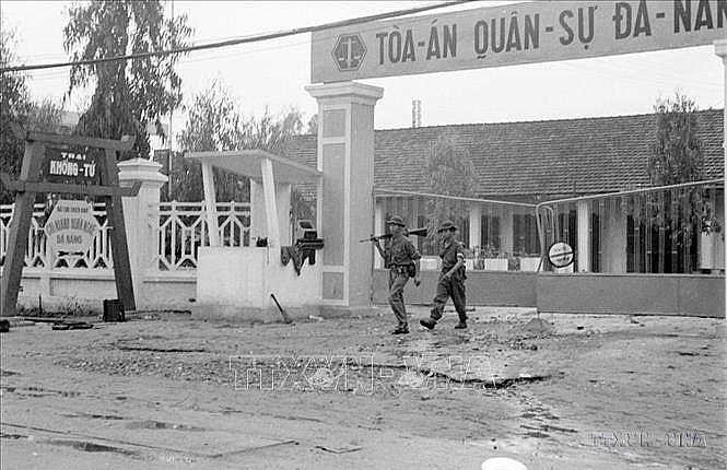 Chỉ trong một thời gian ngắn, ta đã tiêu diệt được nhiều sư đoàn chủ lực của địch, giành thắng lợi toàn chiến dịch. Trong ảnh: Quân Giải phóng làm chủ các cơ quan ngụy quyền trong thành phố Đà Nẵng. Ảnh: Hoàng Giang/TTXVN