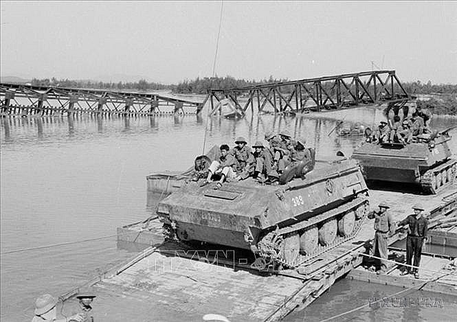 Xe thiết giáp quân Giải phóng trên đường hành quân vào Quy Nhơn (Bình Định). Ảnh: Vũ Tạo/TTXVN