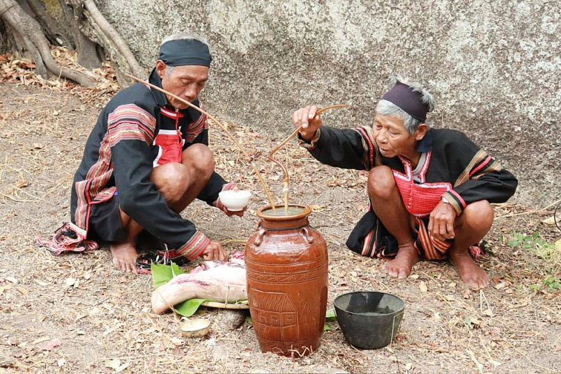Độc đáo lễ cúng cầu mưa trên đỉnh núi thần Chư Tao Yang Độc đáo lễ cúng cầu mưa trên đỉnh núi thần Chư Tao Yang
