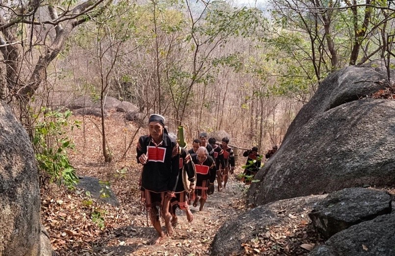 Độc đáo lễ cúng cầu mưa trên đỉnh núi thần Chư Tao Yang Độc đáo lễ cúng cầu mưa trên đỉnh núi thần Chư Tao Yang