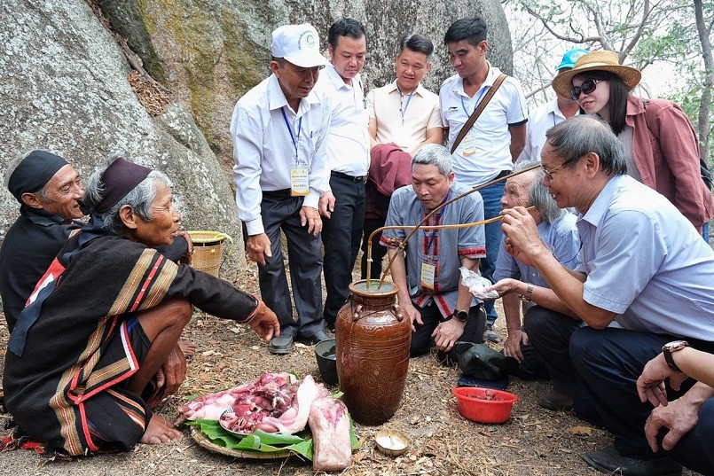 Độc đáo lễ cúng cầu mưa trên đỉnh núi thần Chư Tao Yang Độc đáo lễ cúng cầu mưa trên đỉnh núi thần Chư Tao Yang