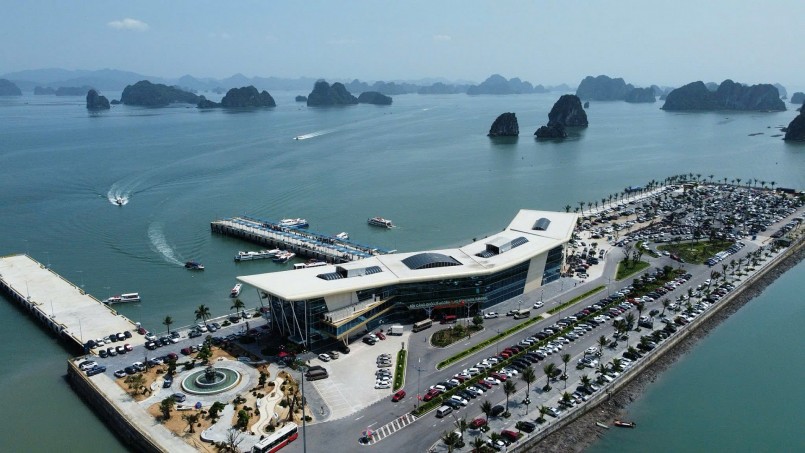 Cảng tàu khách Ao Tiên, huyện Vân Đồn nơi tổ chức khai trương các hành trình tham quan, du lịch vịnh Bái Tử Long vào sáng 29/3