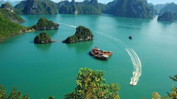 Quảng Ninh đưa tour tham quan Vịnh Bái Tử Long vào hoạt động