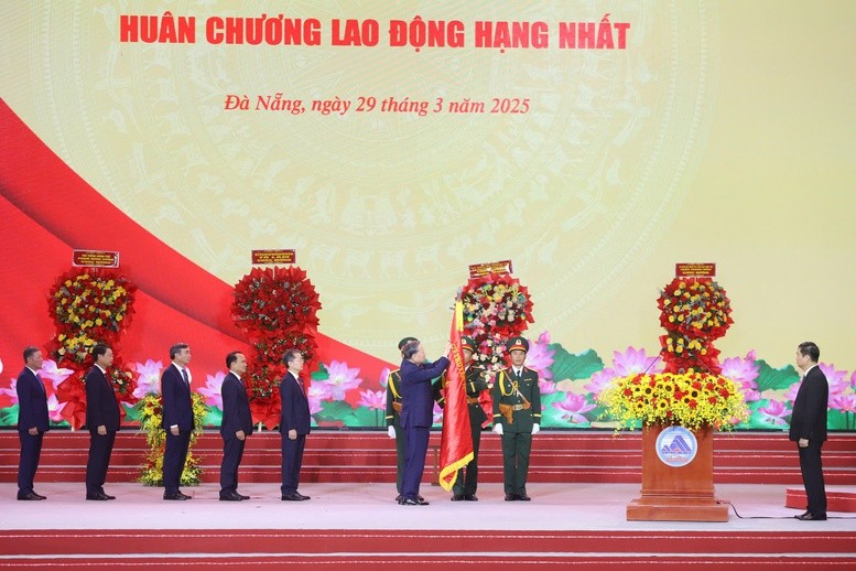 Thay mặt lãnh đạo Đảng và Nhà nước, Tổng Bí thư Tô Lâm trao Huân chương Lao động hạng Nhất cho Đảng bộ, chính quyền và nhân dân thành phố Đà Nẵng - Ảnh: VGP Thay mặt lãnh đạo Đảng và Nhà nước, Tổng Bí thư Tô Lâm trao Huân chương Lao động hạng Nhất cho Đảng bộ, chính quyền và nhân dân thành phố Đà Nẵng - Ảnh: VGP