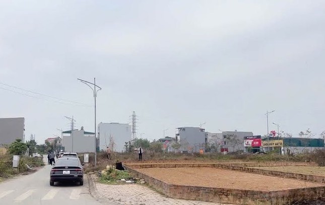 Những lô đất của dân cũng hút khách.