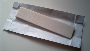 Nhai kẹo cao su có thể hấp thu hàng nghìn hạt vi nhựa vào cơ thể