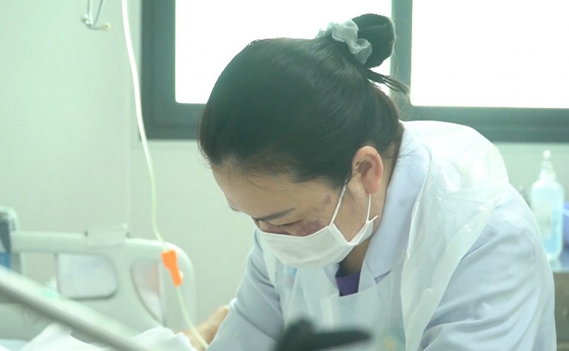 Hiện tại, một bệnh nhân vẫn còn hôn mê nguy kịch, đang được các bác sĩ theo dõi sát (Ảnh: BV).