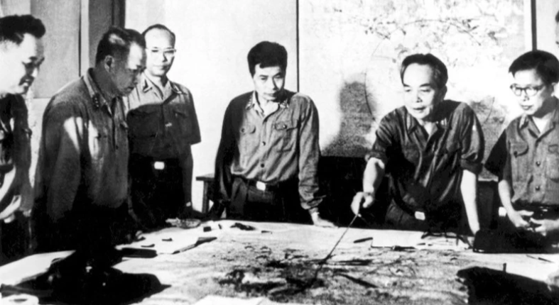 Đại tướng Võ Nguyên Giáp cùng các đồng chí trong Quân ủy Trung ương duyệt phương án tác chiến Chiến dịch Hồ Chí Minh (Hà Nội, 4/1975). (Ảnh: TTXVN)