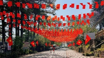 Giới trẻ háo hức "check-in" dưới sắc cờ Tổ quốc đỏ rực trên nhiều cung đường tại Đà Lạt