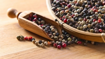 Giảm 1.000 đồng/kg, giá tiêu mất mốc 160.000 đồng/kg