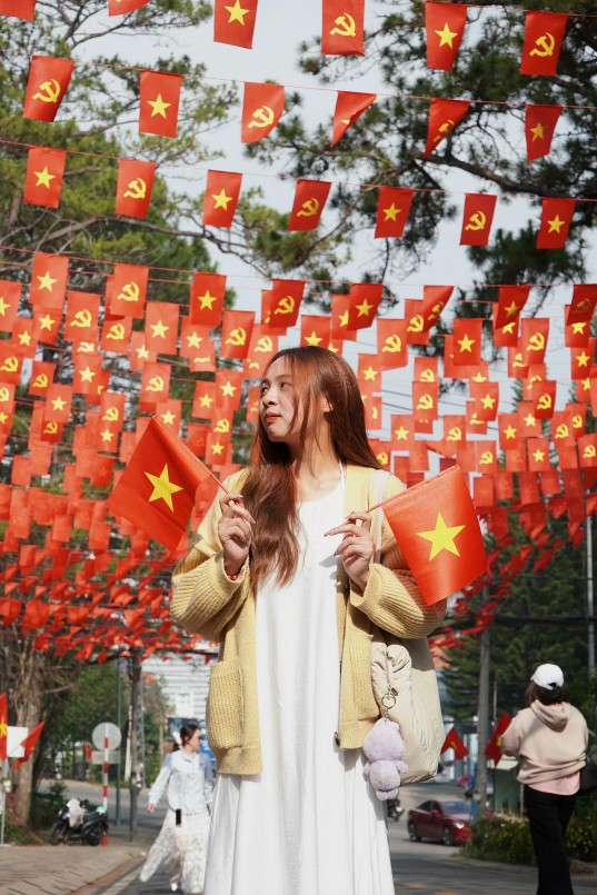 Hoạt động lưu giữ và chia sẻ những khoảnh khắc tuy đơn giản nhưng lại đầy ý nghĩa này cũng là một cách thể hiện tinh thần yêu nước mãnh liệt và lòng tự hào dân tộc sâu sắc của mỗi bạn trẻ. Hoạt động lưu giữ và chia sẻ những khoảnh khắc tuy đơn giản nhưng lại đầy ý nghĩa này cũng là một cách thể hiện tinh thần yêu nước mãnh liệt và lòng tự hào dân tộc sâu sắc của mỗi bạn trẻ.