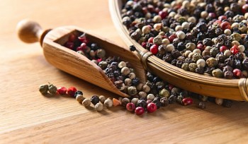 Giảm 1.000 đồng/kg, giá tiêu mất mốc 160.000 đồng/kg