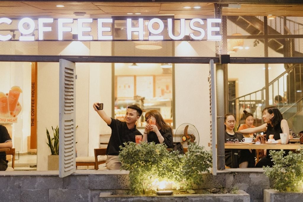 The Coffee House là chuỗi cà phê từng gây tiếng vang trên thị trường nhưng hiện đã chững lại. The Coffee House là chuỗi cà phê từng gây tiếng vang trên thị trường nhưng hiện đã chững lại.