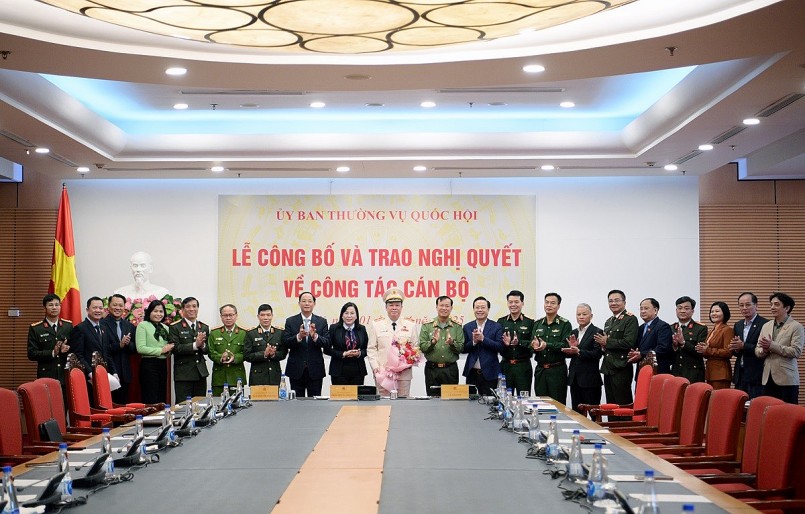  Phó Chủ tịch Quốc hội, Thượng tướng Trần Quang Phương và các đại biểu chúc mừng Phó Chủ nhiệm Ủy ban Quốc phòng, An ninh và Đối ngoại Nguyễn Quốc Hùng