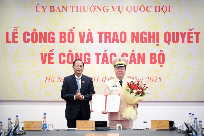 Ủy viên Trung ương Đảng, Phó Chủ tịch Quốc hội, Thượng tướng Trần Quang Phương trao Nghị quyết và tặng hoa chúc mừng Phó Chủ nhiệm Ủy ban Quốc phòng, An ninh và Đối ngoại Nguyễn Quốc Hùng