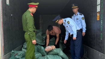 Thu giữ gần 2 tấn móng giò, chân gà bốc mùi hôi thối