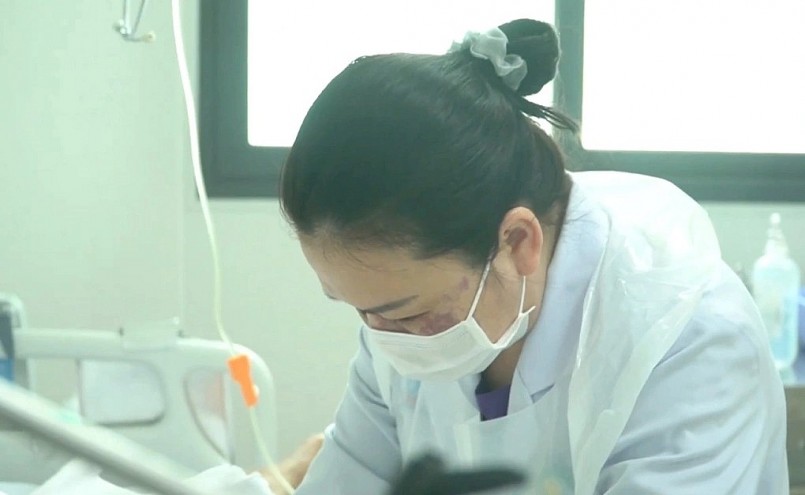 Các bác sĩ đang chăm sóc người bệnh. Ảnh: BVCC.