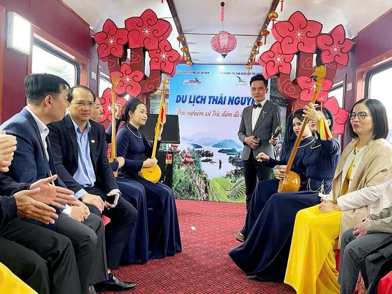 Du khách trải nghiệm tuyến du lịch đường sắt Hà Nội - Thái Nguyên.