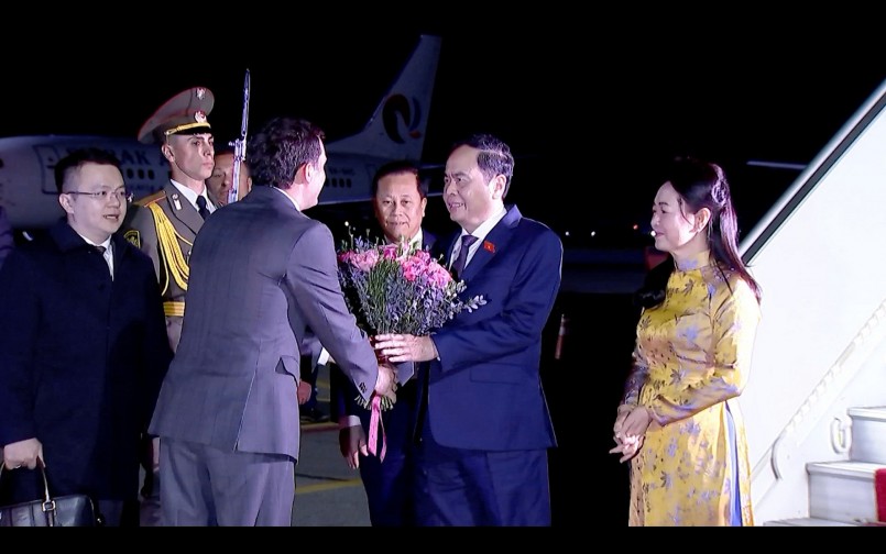 Phó Chủ tịch Quốc hội Armenia Hakob Arshakyan chào mừng Chủ tịch Quốc hội Trần Thanh Mẫn và Phu nhân Nguyễn Thị Thanh Nga tại sân bay Yerevan