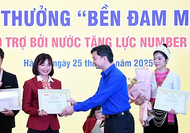 Ông Nguyễn Minh Triết - Bí thư T.Ư Đoàn, Chủ tịch T.Ư Hội Sinh viên Việt Nam trao giải thưởng Bền Đam Mê cho VĐV Nguyễn Thị Oanh Ông Nguyễn Minh Triết - Bí thư T.Ư Đoàn, Chủ tịch T.Ư Hội Sinh viên Việt Nam trao giải thưởng Bền Đam Mê cho VĐV Nguyễn Thị Oanh