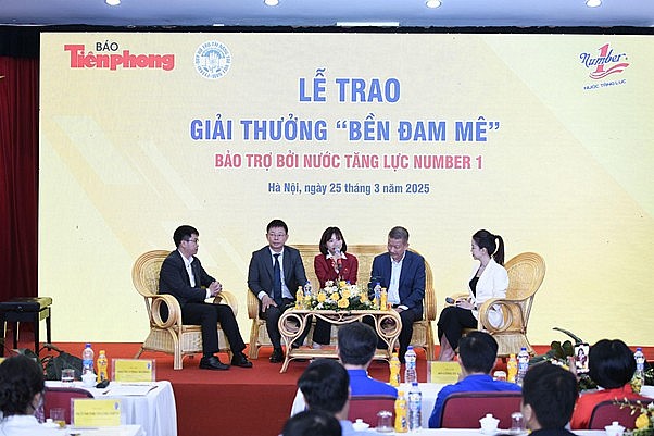VĐV Nguyễn Thị Oanh và TS Phạm Huy Hiệu (ngoài cùng bên trái) giao lưu tại lễ trao giải “Bền Đam Mê” VĐV Nguyễn Thị Oanh và TS Phạm Huy Hiệu (ngoài cùng bên trái) giao lưu tại lễ trao giải “Bền Đam Mê”