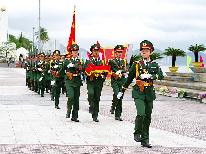 Đội rước cờ bước đều, từng động tác dứt khoát, khí thế trang nghiêm