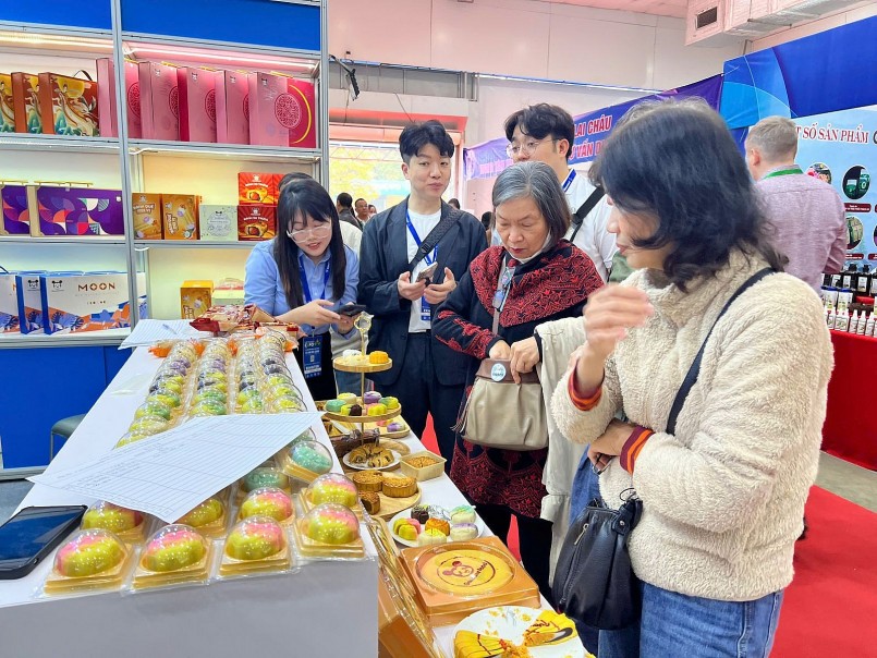 Khách tham quan các gian hàng tại VIETNAM EXPO 2025.