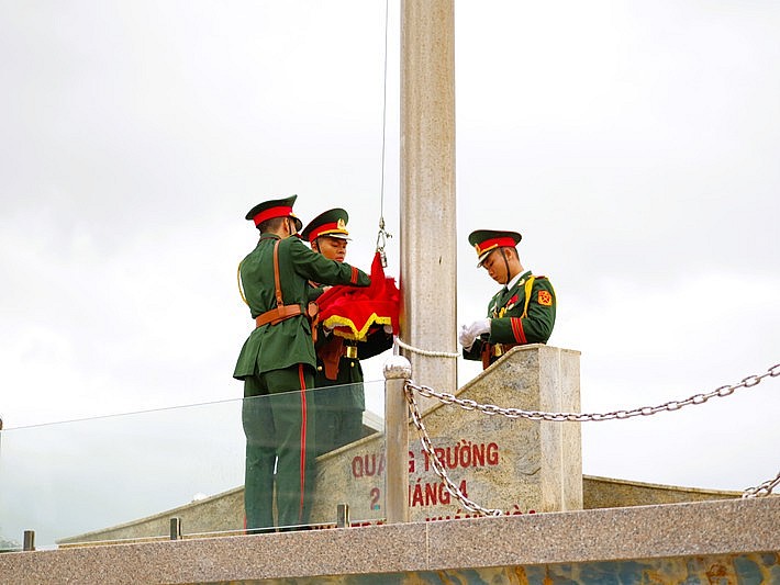 Trong không khí thiêng liêng, đội tiêu binh tiến vào vị trí, sẵn sàng thực hiện nghi thức quan trọng của buổi lễ