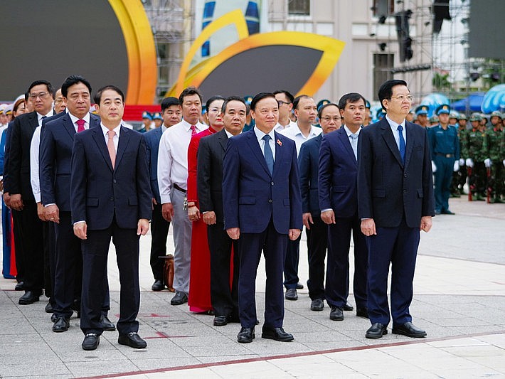 Phó Chủ tịch Quốc hội Nguyễn Khắc Định, Phó Thủ tướng Chính phủ Mai Văn Chính cùng Lãnh đạo Trung ương, lãnh đạo tỉnh Khánh Hòa dự Lễ thượng cờ