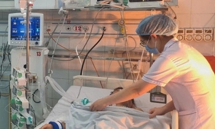 Nhân viên y tế chăm sóc cho người bệnh ngộ độc thuốc nam. (Ảnh: BVCC)