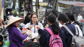 Hà Nội tăng cường kiểm soát an toàn thực phẩm tại cổng trường học