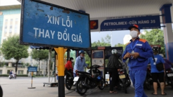 Giá xăng RON 95 tăng lên gần 21.000 đồng/lít