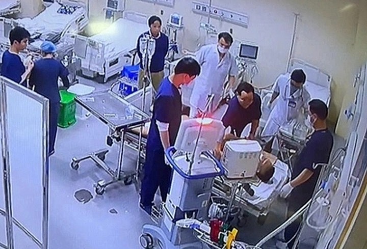 Các bác sĩ nỗ lực cấp cứu người bệnh.