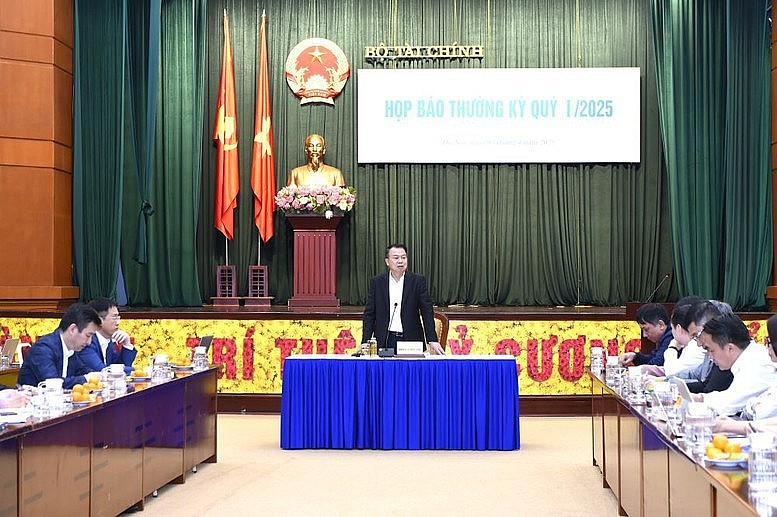  Thứ trưởng Bộ Tài chính Nguyễn Đức Chi phát biểu tại buổi họp báo