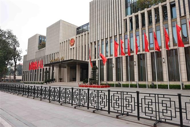 Treo cờ rủ tại Nhà Quốc hội. Ảnh: Minh Đức/TTXVN