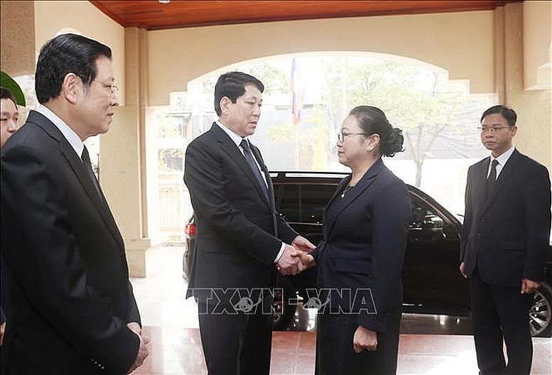 Chủ tịch nước Lương Cường chia buồn với Đại sứ, cán bộ, nhân viên Đại sứ quán CHDC Nhân dân Lào tại Việt Nam - Ảnh: Lâm Khánh/TTXVN