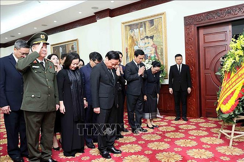 Đoàn đại biểu cấp cao Quốc hội Việt Nam do Phó Chủ tịch Quốc hội Nguyễn Khắc Định dẫn đầu viếng đồng chí Khamtay Siphandone