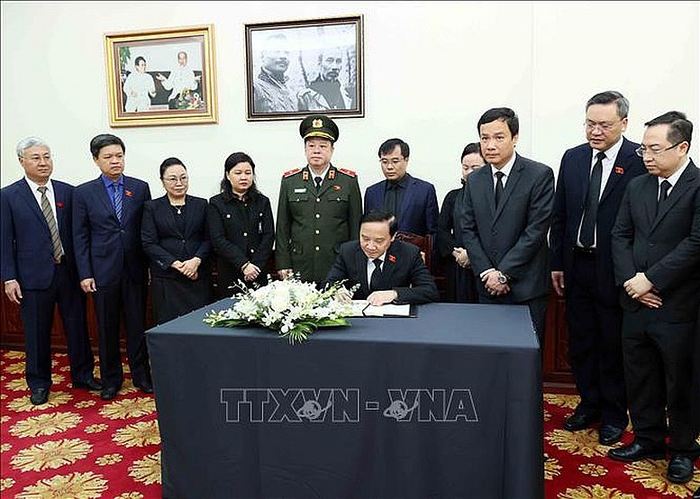 Phó Chủ tịch Quốc hội Nguyễn Khắc Định ghi sổ tang tưởng niệm đồng chí Khamtay Siphandone