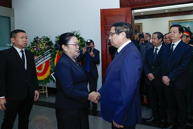 Thủ tướng Chính phủ Phạm Minh Chính chia buồn với Đại sứ, cán bộ, nhân viên Đại sứ quán CHDC Nhân dân Lào tại Việt Nam - Ảnh: VGP/Nhật Bắc