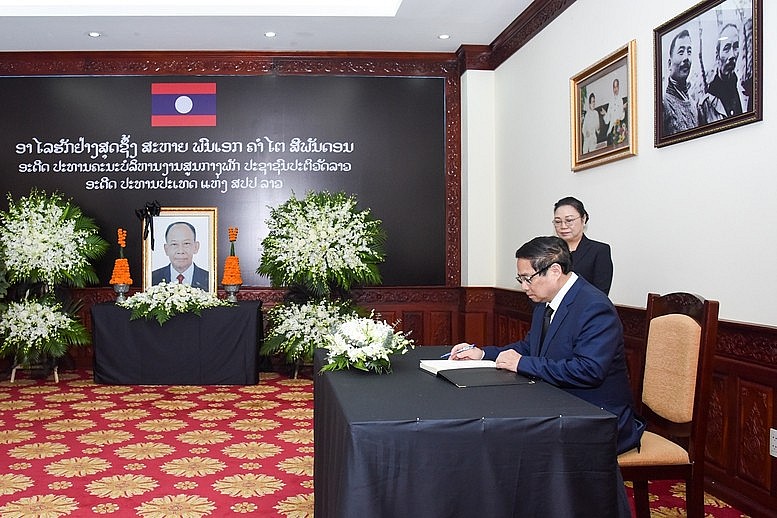 Thủ tướng Chính phủ Phạm Minh Chính ghi sổ tang tưởng niệm đồng chí Khamtay Siphandone - Ảnh: VGP/Nhật Bắc