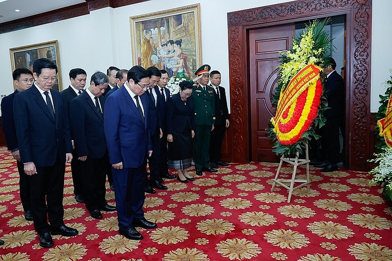 Đoàn đại biểu cấp cao Chính phủ Việt Nam do Thủ tướng Chính phủ Phạm Minh Chính dẫn đầu viếng nguyên Chủ tịch Đảng Nhân dân Cách mạng Lào, nguyên Chủ tịch nước Lào Khamtay Siphandone - Ảnh: VGP/Nhật Bắc