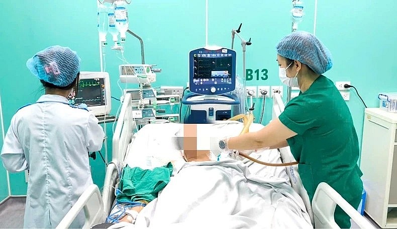 Điều dưỡng chăm sóc nam bệnh nhân 22 tuổi.