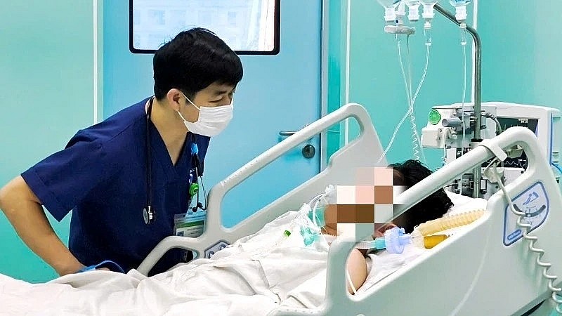 Bác sĩ Đồng Phú Khiêm kiểm tra sức khoẻ bệnh nhân