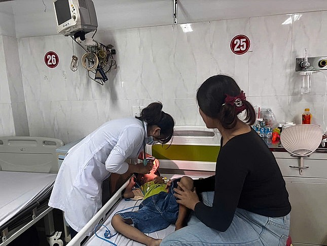 Các bác sĩ đang điều trị tích cực cho bệnh nhi.