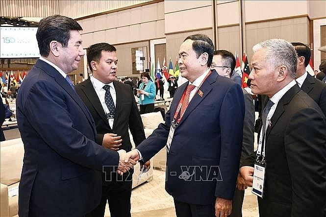 Chủ tịch Quốc hội Trần Thanh Mẫn với đại biểu tham dự Lễ khai mạc IPU-150. Ảnh: Doãn Tấn/TTXVN Chủ tịch Quốc hội Trần Thanh Mẫn với đại biểu tham dự Lễ khai mạc IPU-150. Ảnh: Doãn Tấn/TTXVN