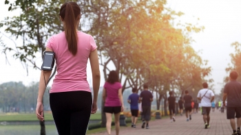 Cải thiện sức khỏe toàn diện với công thức đi bộ "5-4-5"