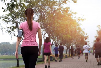 Cải thiện sức khỏe toàn diện với công thức đi bộ "5-4-5"