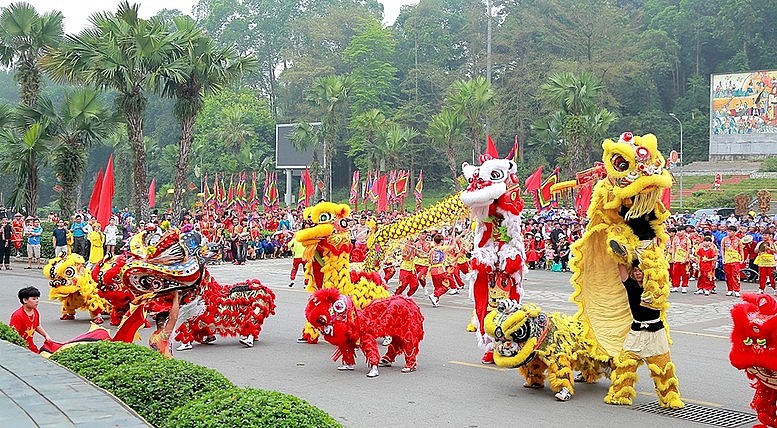 Biểu diễn Lân sư rồng trong lễ hội Đền Hùng