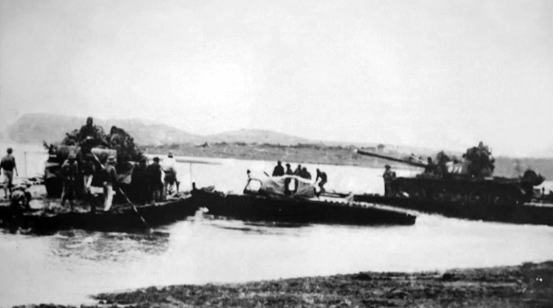 Xe tăng của Quân đoàn 1 vượt sông, chuẩn bị tham gia Chiến dịch Hồ Chí Minh, ngày 2/4/1975. (Ảnh: Tư liệu/TTXVN)